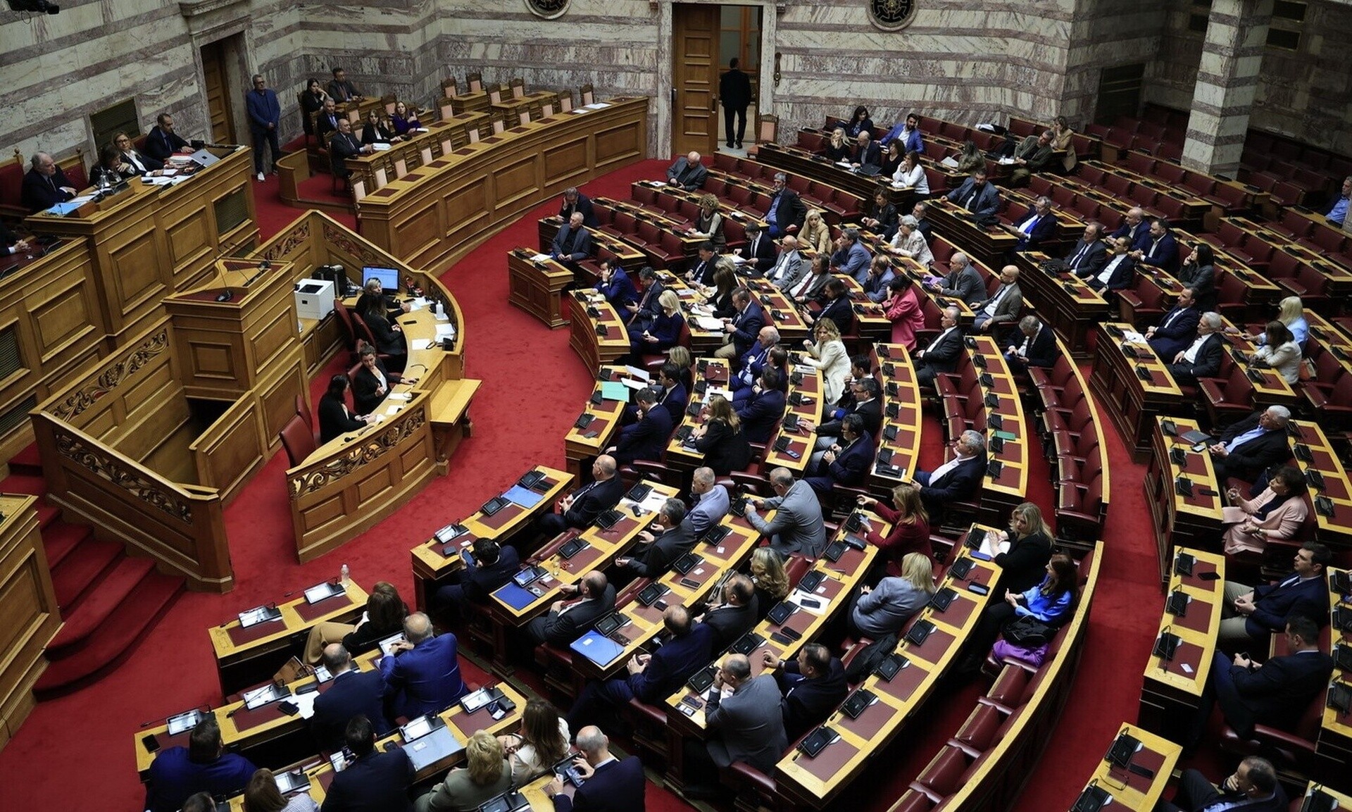 Βουλή: Αυλαία με σκηνικό ακραίας πόλωσης απόψε μεταξύ Μητσοτάκη και πολιτικών αρχηγών