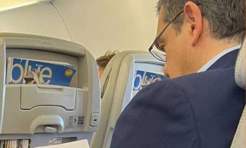 Επικοινωνιακό «μπούσουλα» για το πολιτικό του προφίλ διάβαζε ο Τσίπρας στο αεροπλάνο