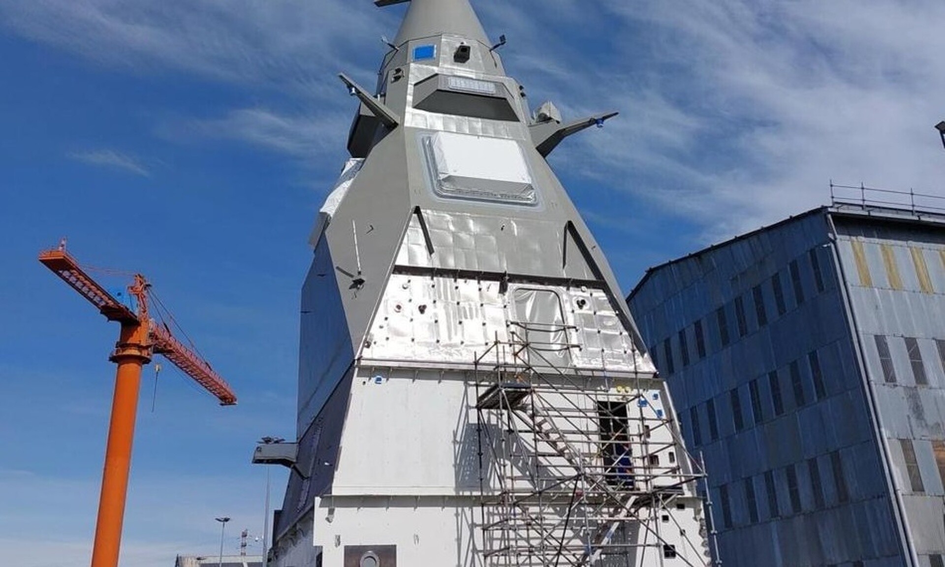 Η Φρεγάτα «Νέαρχος» απέκτησε τον ιστό της - Δείτε εικόνες από τη ναυτική βάση της Γαλλίας
