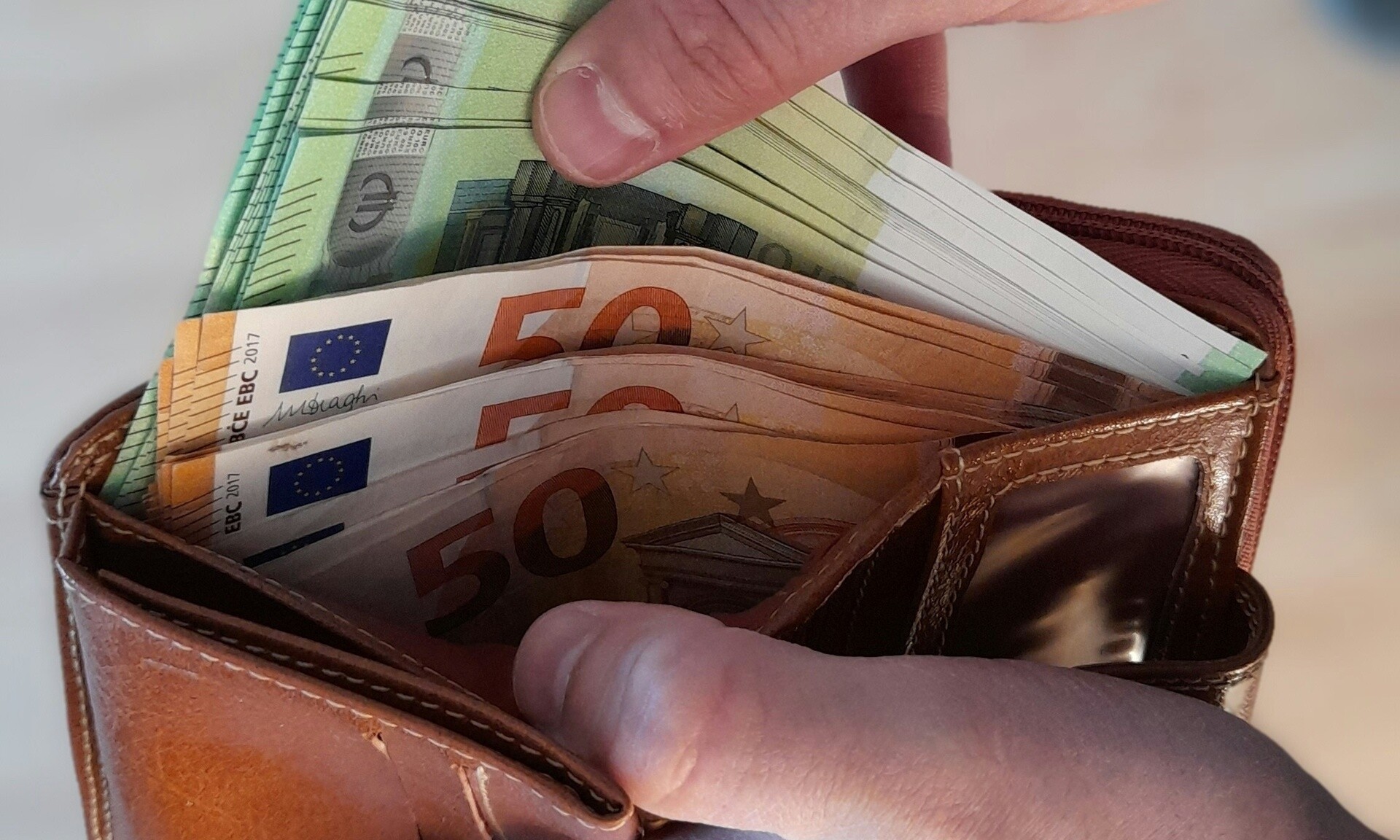 Κατώτατος μισθός: Θα φθάσει και τα 1.079 ευρώ - Όλες οι αλλαγές στα επιδόματα - Αναλυτικοί πίνακες