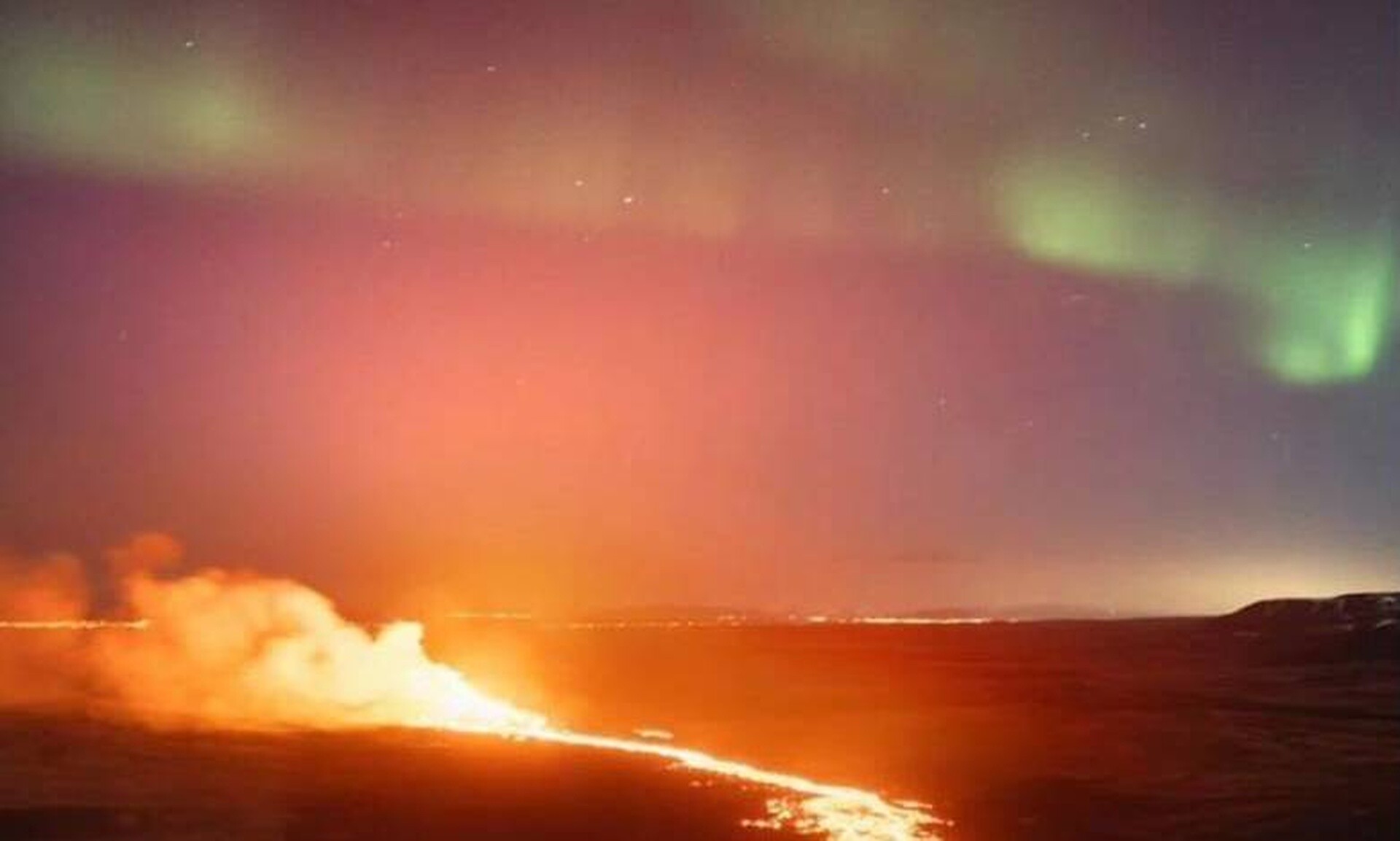 Μοναδικές εικόνες από την Ισλανδία: Το ηφαίστειο συναντά το Βόρειο Σέλας