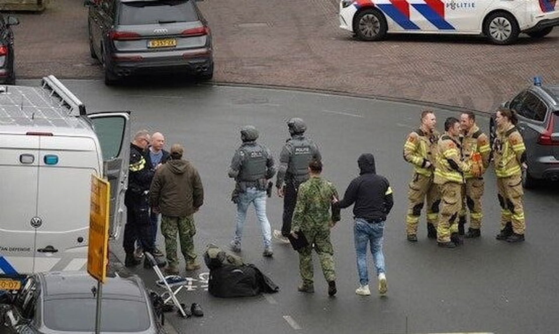 Λήξη συναγερμού στην Ολλανδία - Η στιγμή που παραδίδεται ο δράστης στις Αρχές