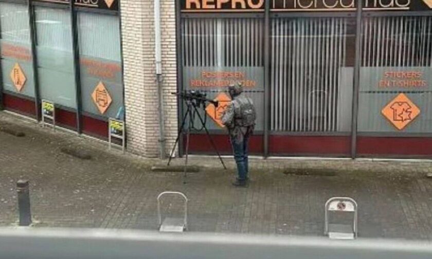 Αίσιο τέλος με την ομηρία σε καφέ της Ολλανδίας - Οπλισμένος με «πολλά μαχαίρια» ο δράστης