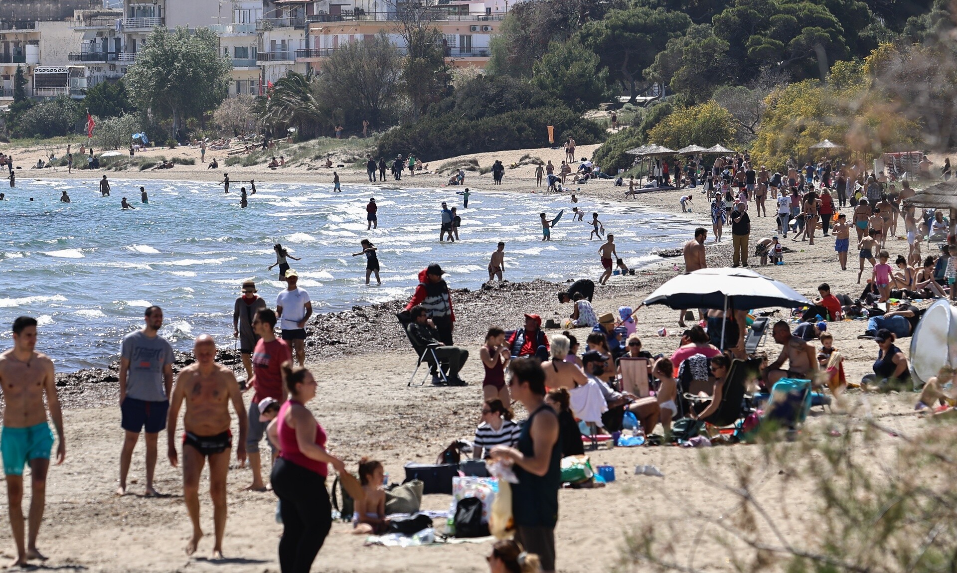 Γέμισαν οι παραλίες σε Αθήνα και Θεσσαλονίκη - Νέο κύμα αφρικανικής σκόνης και 30αρια από αύριο