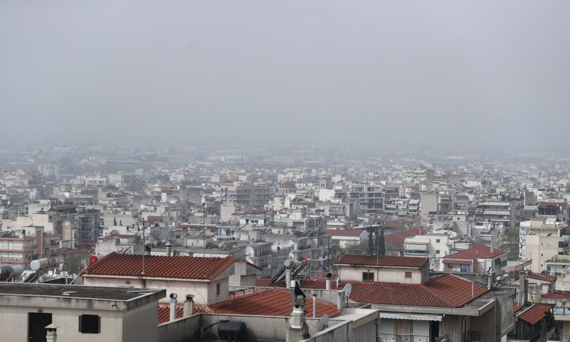Η αφρικανική σκόνη «σκέπασε» τη Θεσσαλονίκη – Δείτε βίντεο