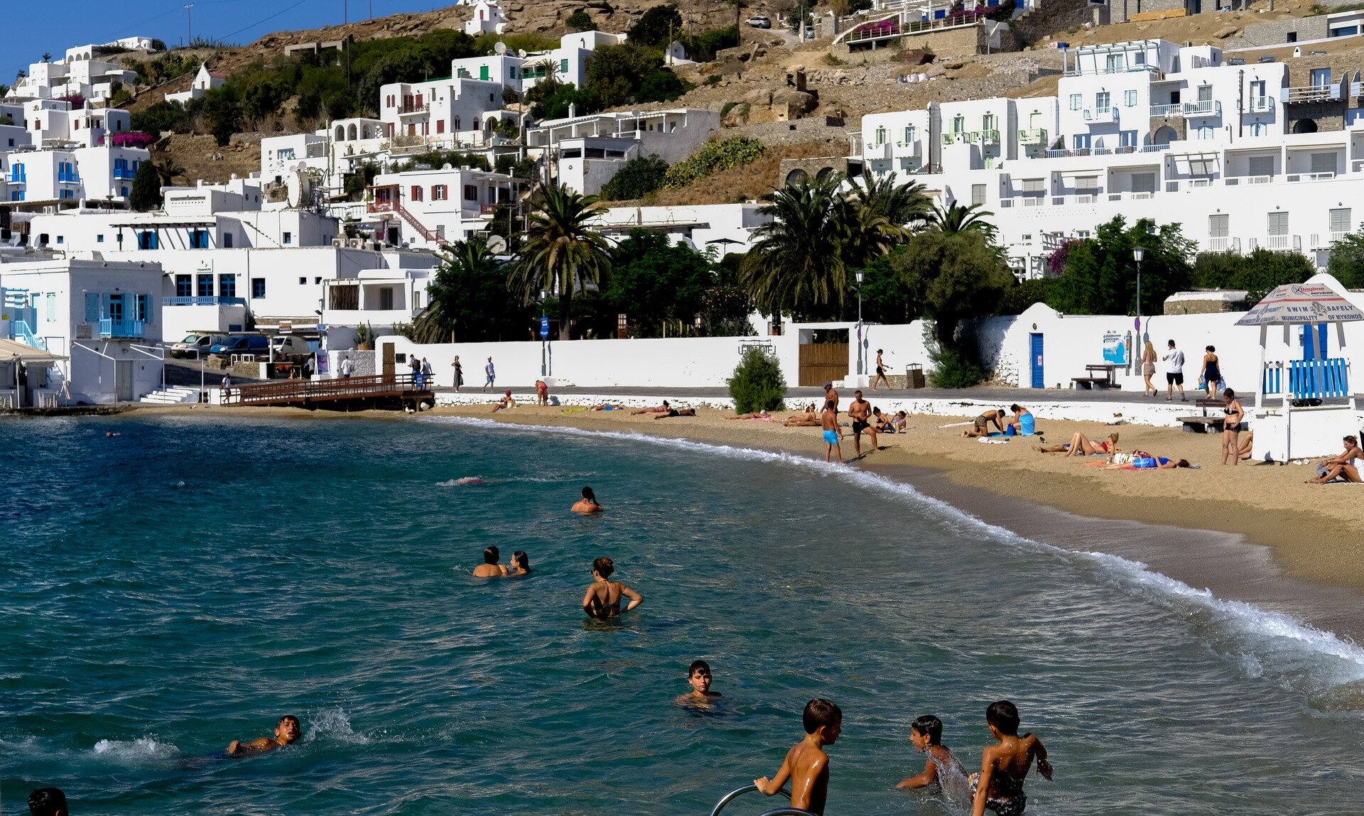 Κυκλάδες: Οι Ευρωπαίοι ψηφίζουν... μπάνια στις παραλίες - «Πλημμύρισε» από τουρίστες η Μύκονος