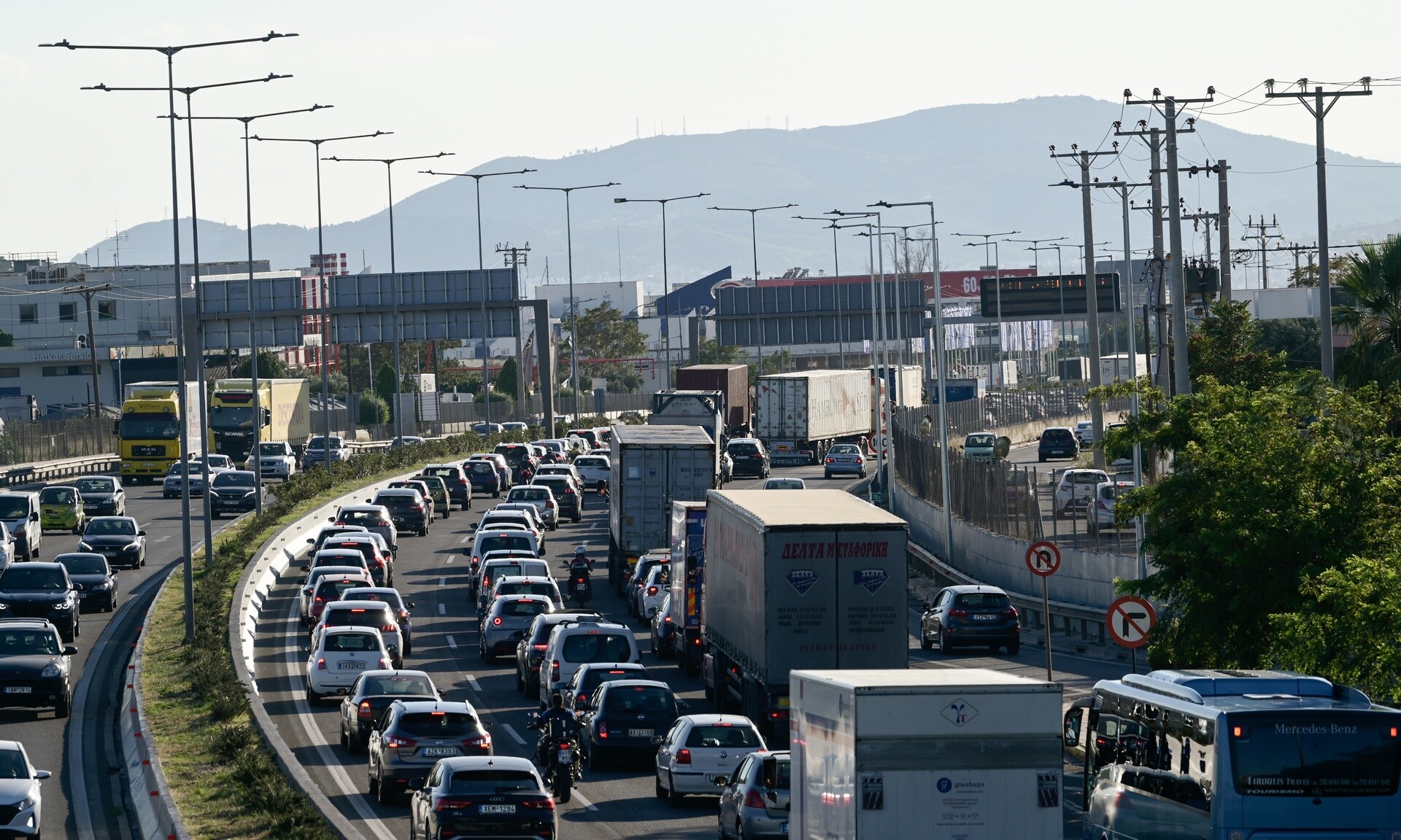 Κίνηση: «Κομφούζιο» στους περισσότερους δρόμους - Καθυστερήσεις στην Αττική οδό