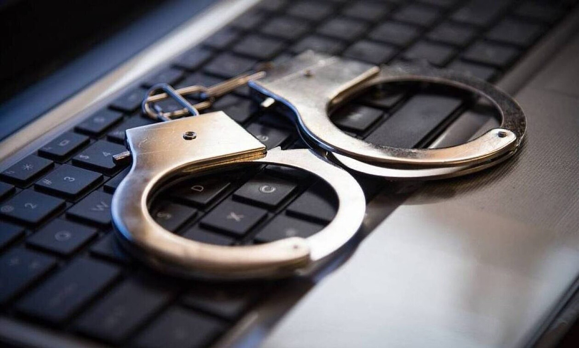 Συνελήφθη 18χρονος που «πουλούσε ή αντάλλαζε» υλικό πορνογραφίας ανηλίκων στο διαδίκτυο