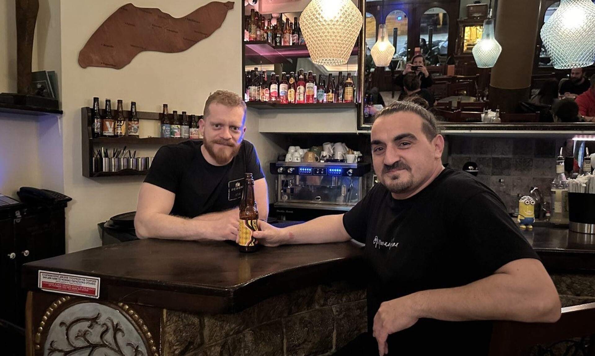 Θεσσαλονίκη: Κολλητοί αγόρασαν το στέκι τους για να μην κλείσει –Το κλασικό μπαρ που μεγάλωσε γενιές