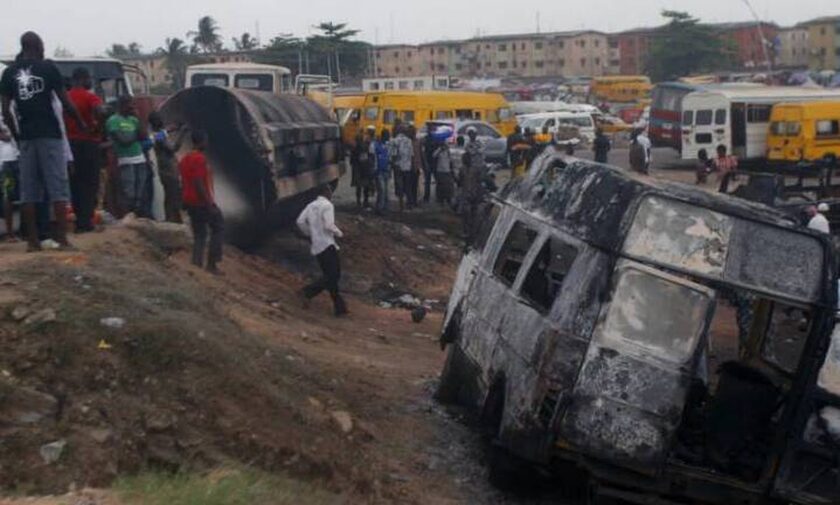 Νιγηρία: Τουλάχιστον 13 νεκροί από την πρόσκρουση φορτηγού σε σταθμευμένο λεωφορείο