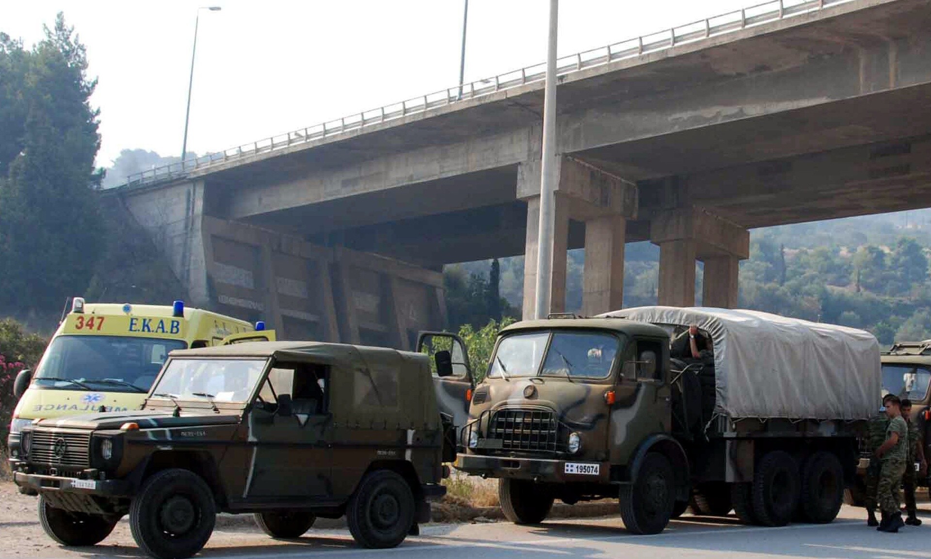 Ανατροπή στρατιωτικού οχήματος στην εθνική οδό Αθηνών-Λαμίας - Στο 401 τέσσερις στρατιωτικοί