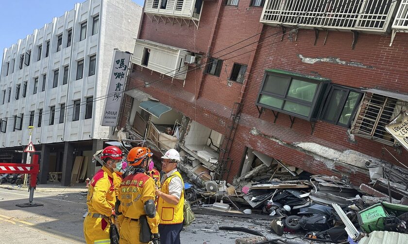 Συντρίμμια και εγκλωβισμένοι μετά τον ισχυρό σεισμό στην Ταϊβάν
