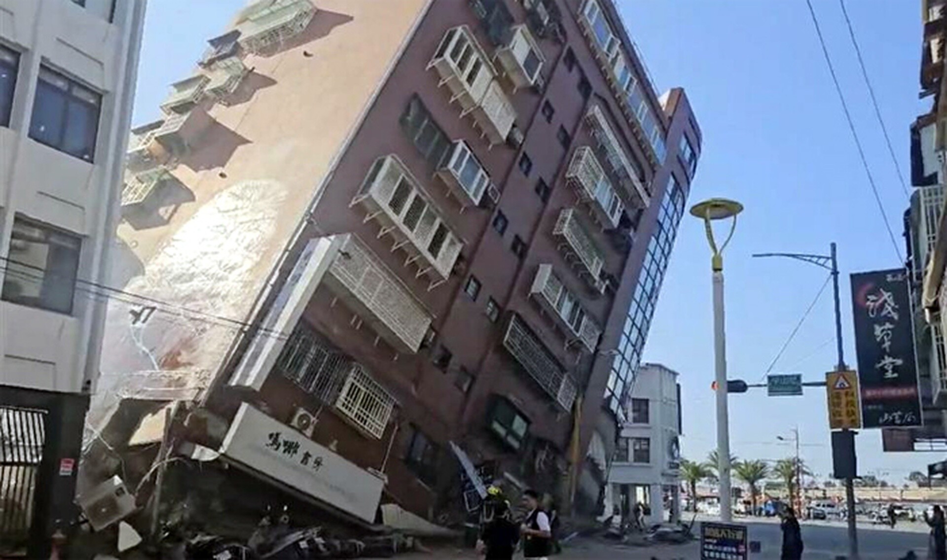 Ταΐβάν: Η στιγμή που δεκαόροφο κτίριο καταρρέει από τον σεισμό των 7,4 Ρίχτερ