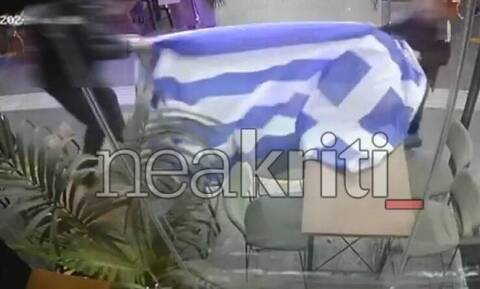 Πρόκληση με ελληνική σημαία στο Ηράκλειο: Την αποκαθήλωσαν, την έκλεψαν και έφυγαν