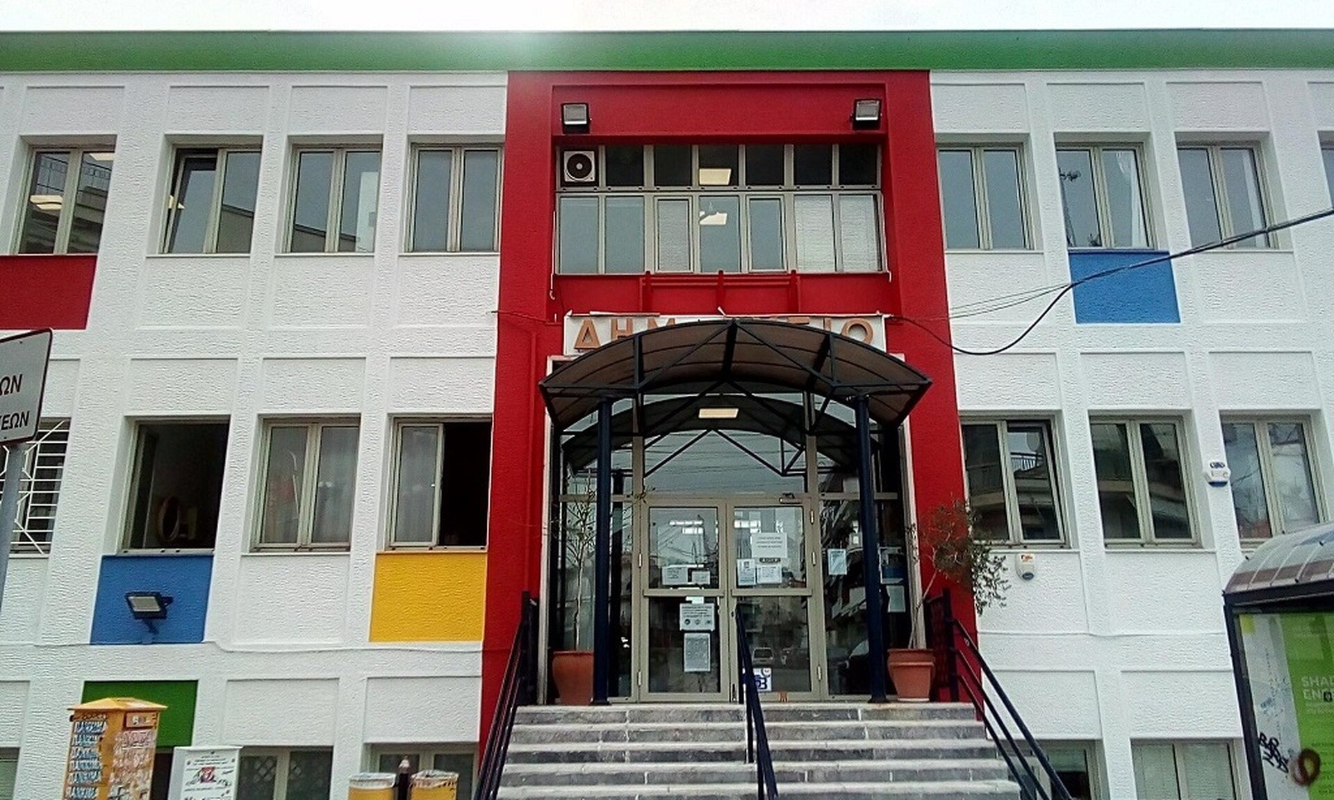 Δήμαρχος Νέαπολης: «Μας κλέβουν τα αλεξικέραυνα από τα σχολεία - Θα θρηνήσουμε εκατοντάδες θύματα»