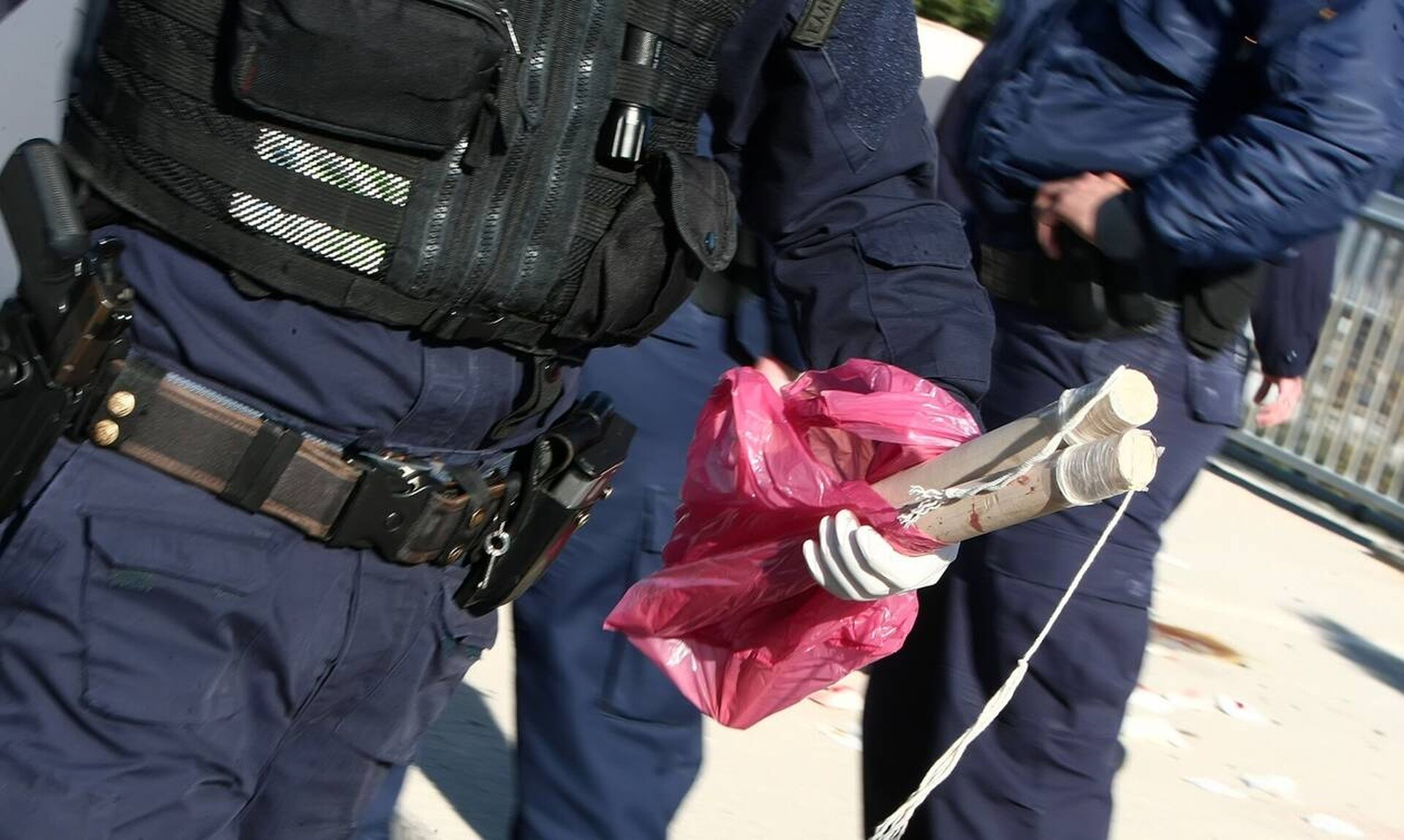 Πειραιάς: Συνελήφθησαν τρεις χούλιγκαν - Βρέθηκαν πάνω τους μαχαίρι, μεταλλική ράβδος και στειλιάρι