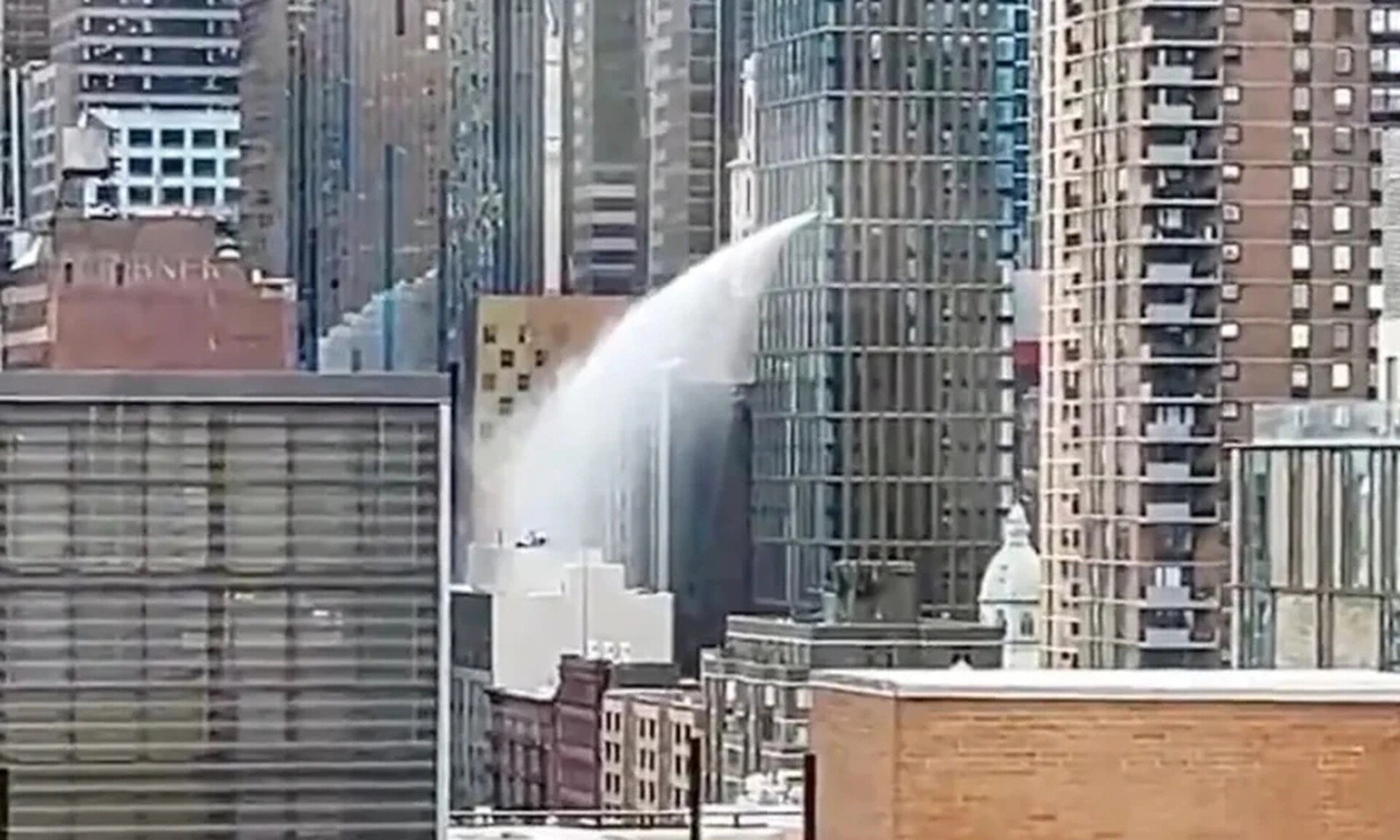 Νέα Υόρκη: Απίστευτη διαρροή νερού από ουρανοξύστη (vid)