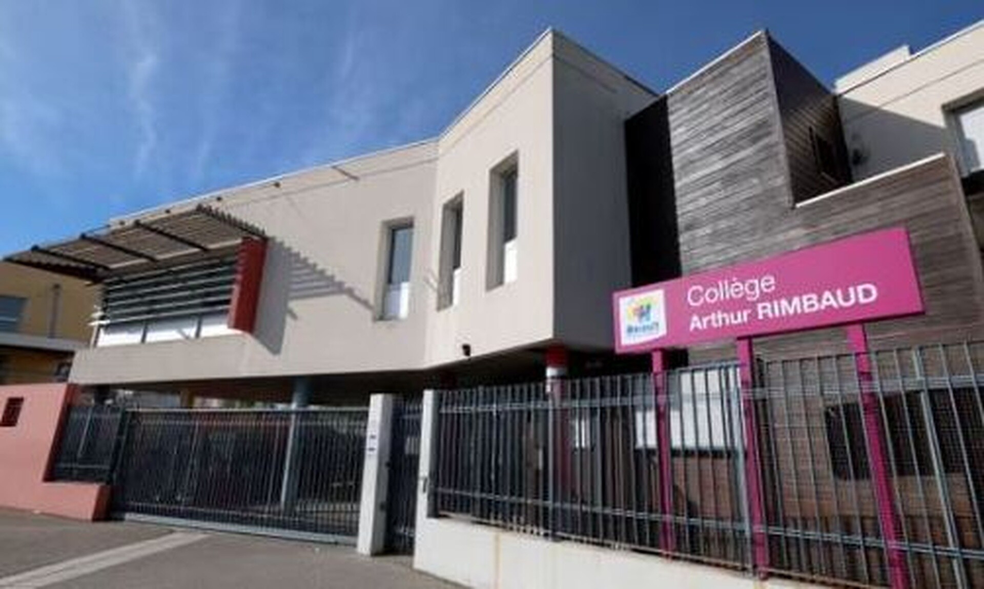 Σοκ στη Γαλλία: Σε κώμα 14χρονη - Ξυλοκοπήθηκε άγρια από εφήβους έξω από το σχολείο της