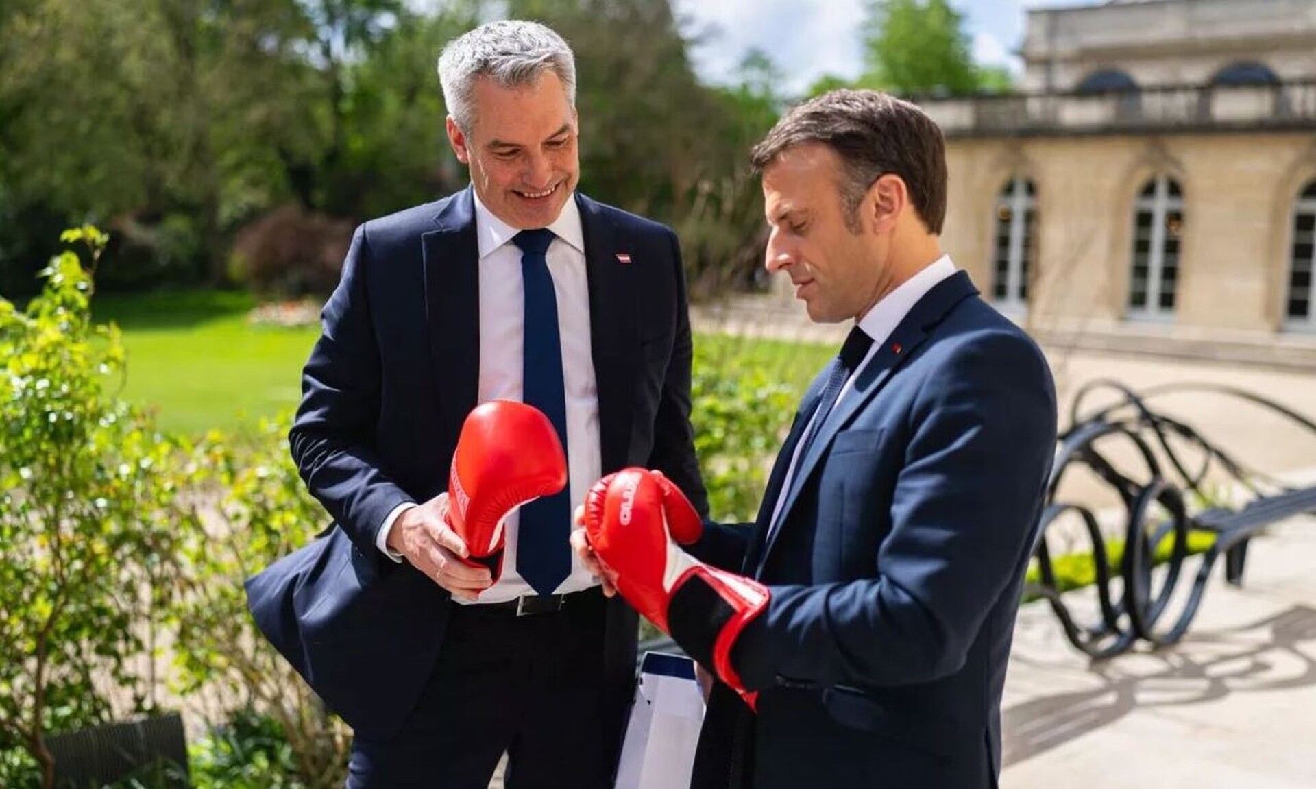 Γαλλία: Ο Αυστριακός καγκελάριος δώρισε στον Γάλλο πρόεδρο... γάντια του μποξ - Ο «Ρόκι Μακρόν»