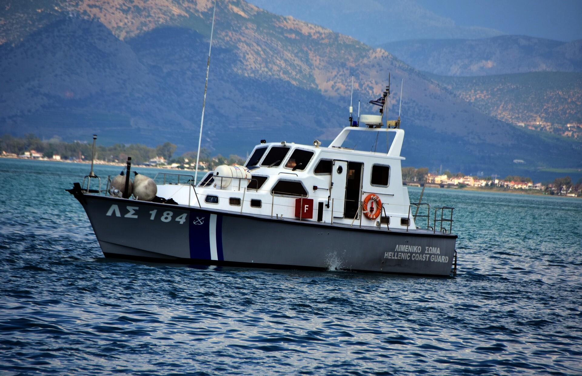 Σάμος: Καρέ - καρέ η καταδίωξη του Λιμενικού σε σκάφος αλλοδαπών διακινητών