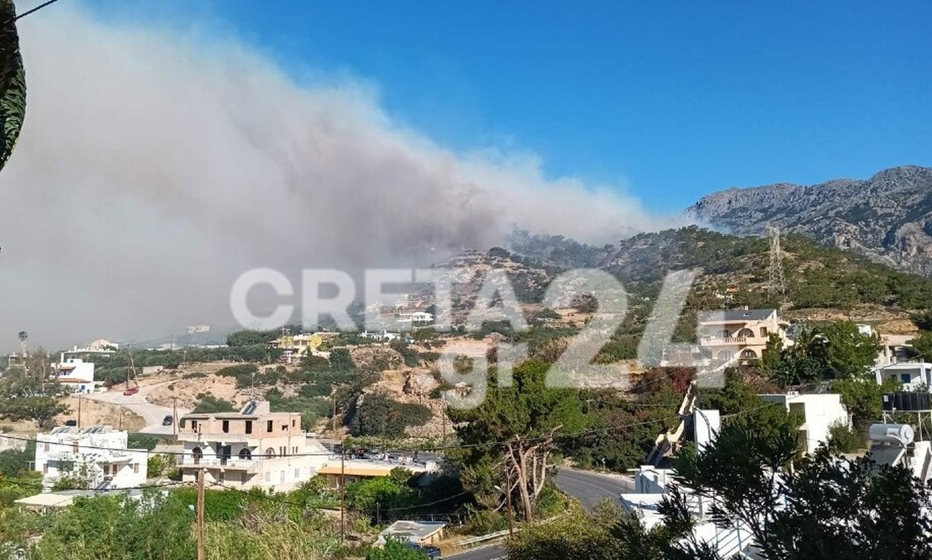 Φωτιά στην Κρήτη: Ενισχύθηκαν οι δυνάμεις - Δύσκολο το έργο των πυροσβεστών