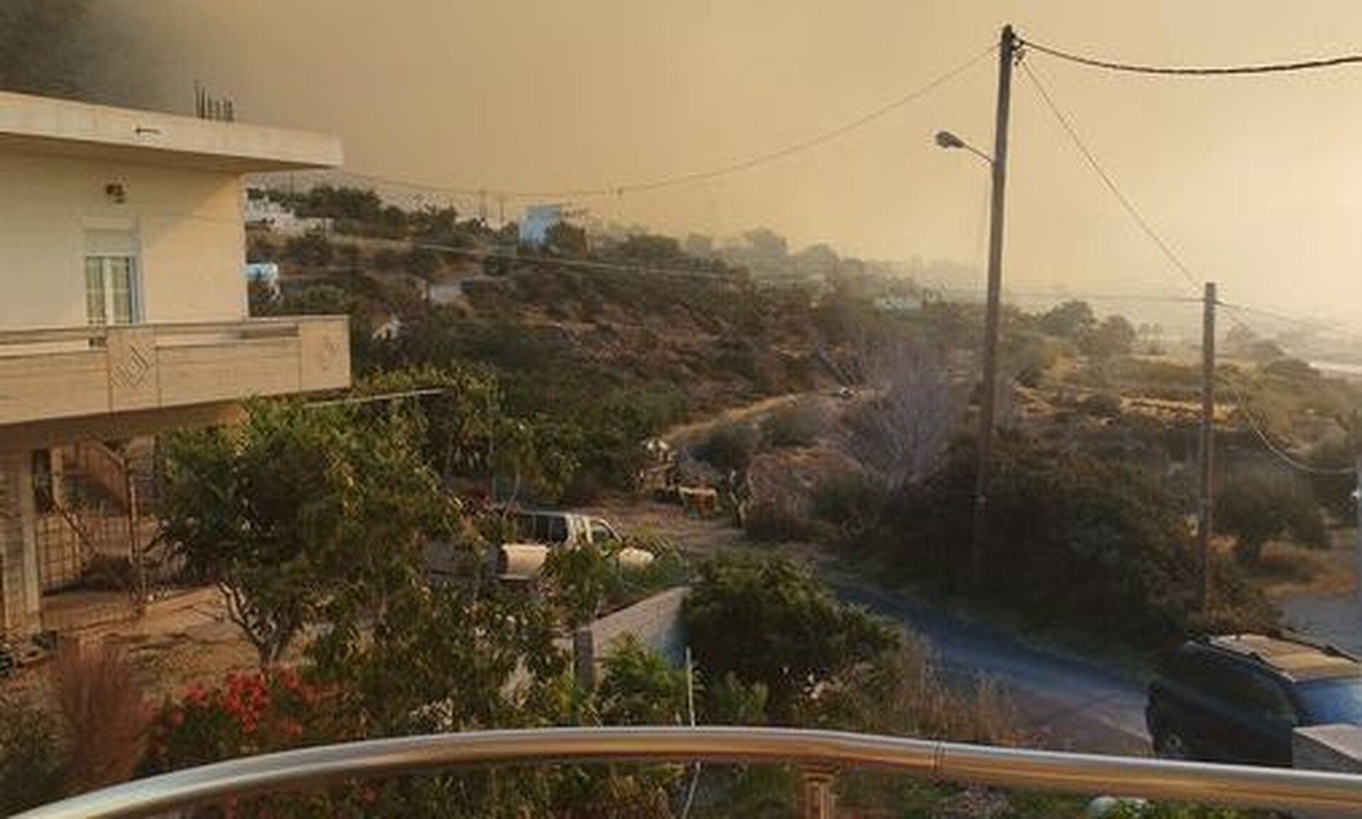Κρήτη: «Μάχη» με τις φλόγες - Ένας τραυματίας από τη φωτιά - Καίγονται τα πρώτα σπίτια