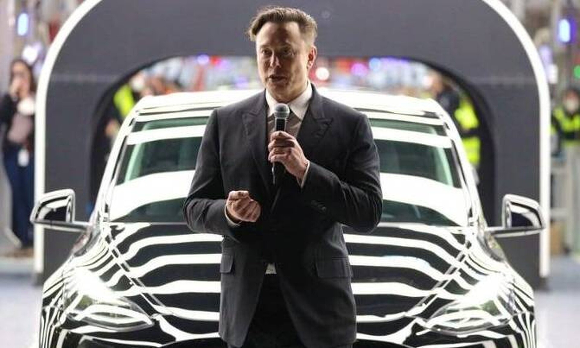 Ο Έλον Μασκ φέρνει επανάσταση στην αυτοκίνηση: Στις 8/8 παρουσιάζει το «ρομποταξί» της Tesla