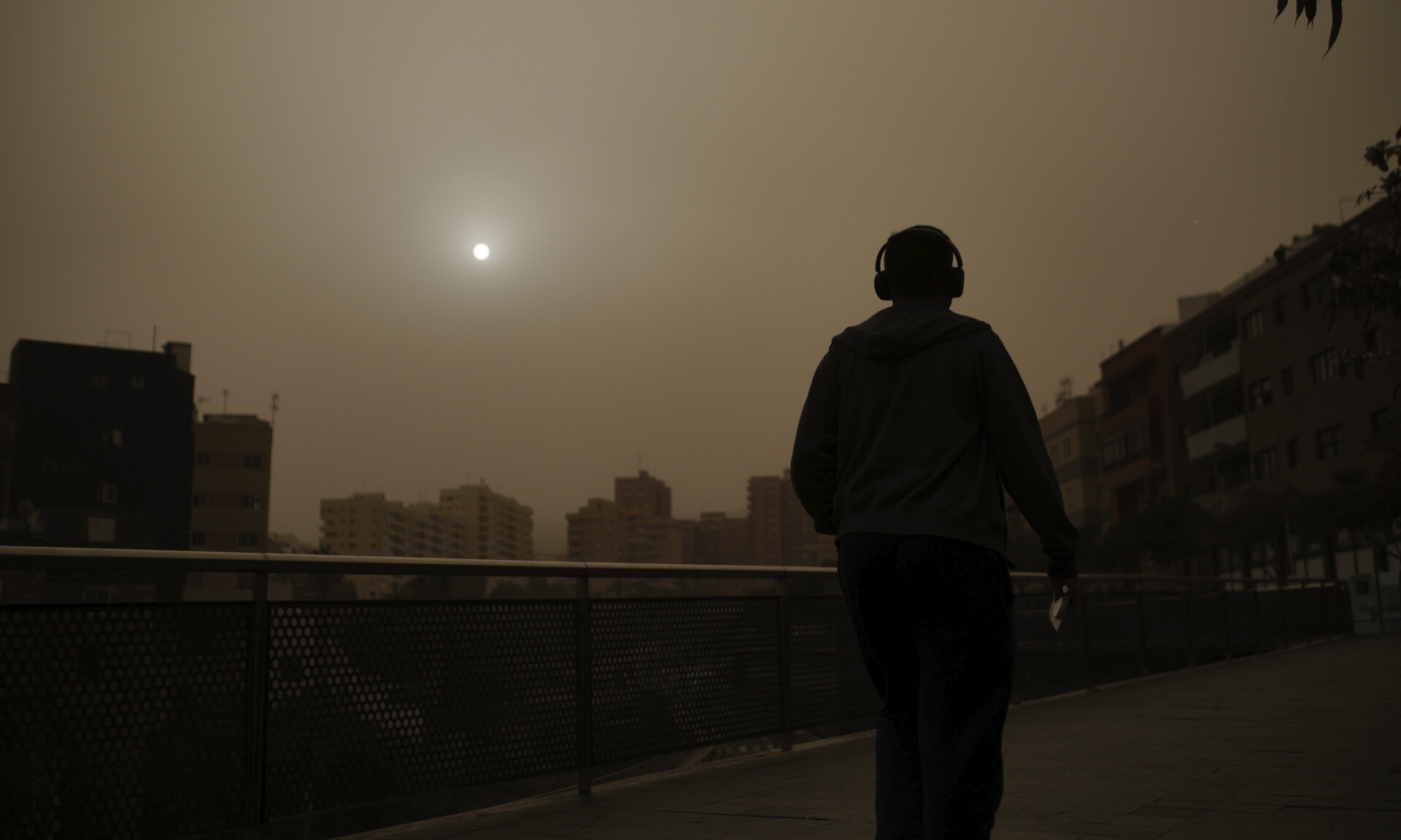 Τρίτο κύμα αφρικανική σκόνης - Μουντή και αποπνικτική η ατμόσφαιρα σε πολλές ευρωπαϊκές πόλεις
