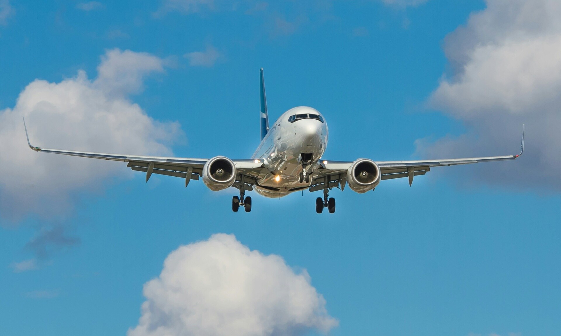 Αεροπλάνο σαν... καρυδότσουφλο: Φόβος και τρόμος σε πτήση λόγω ισχυρών ανέμων
