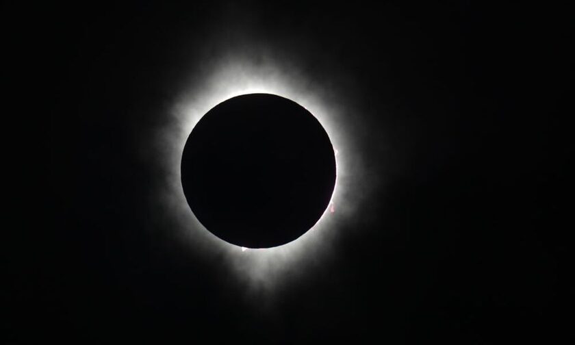 Έκλειψη Ηλίου: Απίστευτες εικόνες από το φυσικό φαινόμενο - Καρέ που «κόβουν» την ανάσα