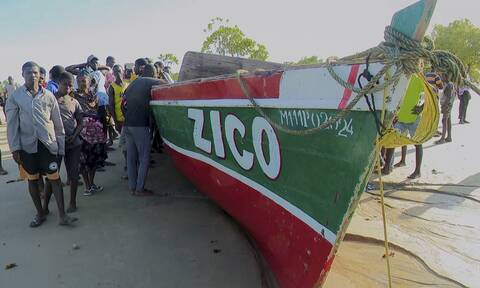 Ανείπωτη τραγωδία στη Μοζαμβίκη: Τουλάχιστον 100 νεκροί από το ναυάγιο της Κυριακής