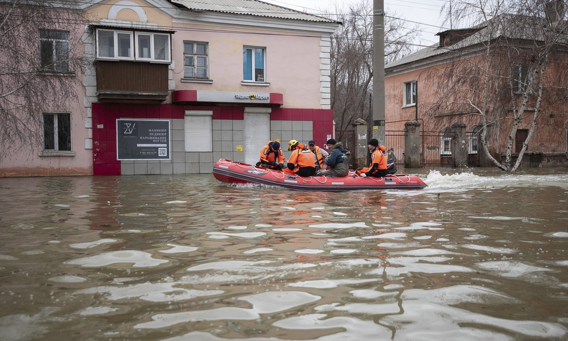 Ρωσία: Χιλιάδες άνθρωποι κινδυνεύουν από τις χειρότερες πλημμύρες των τελευταίων δεκαετιών