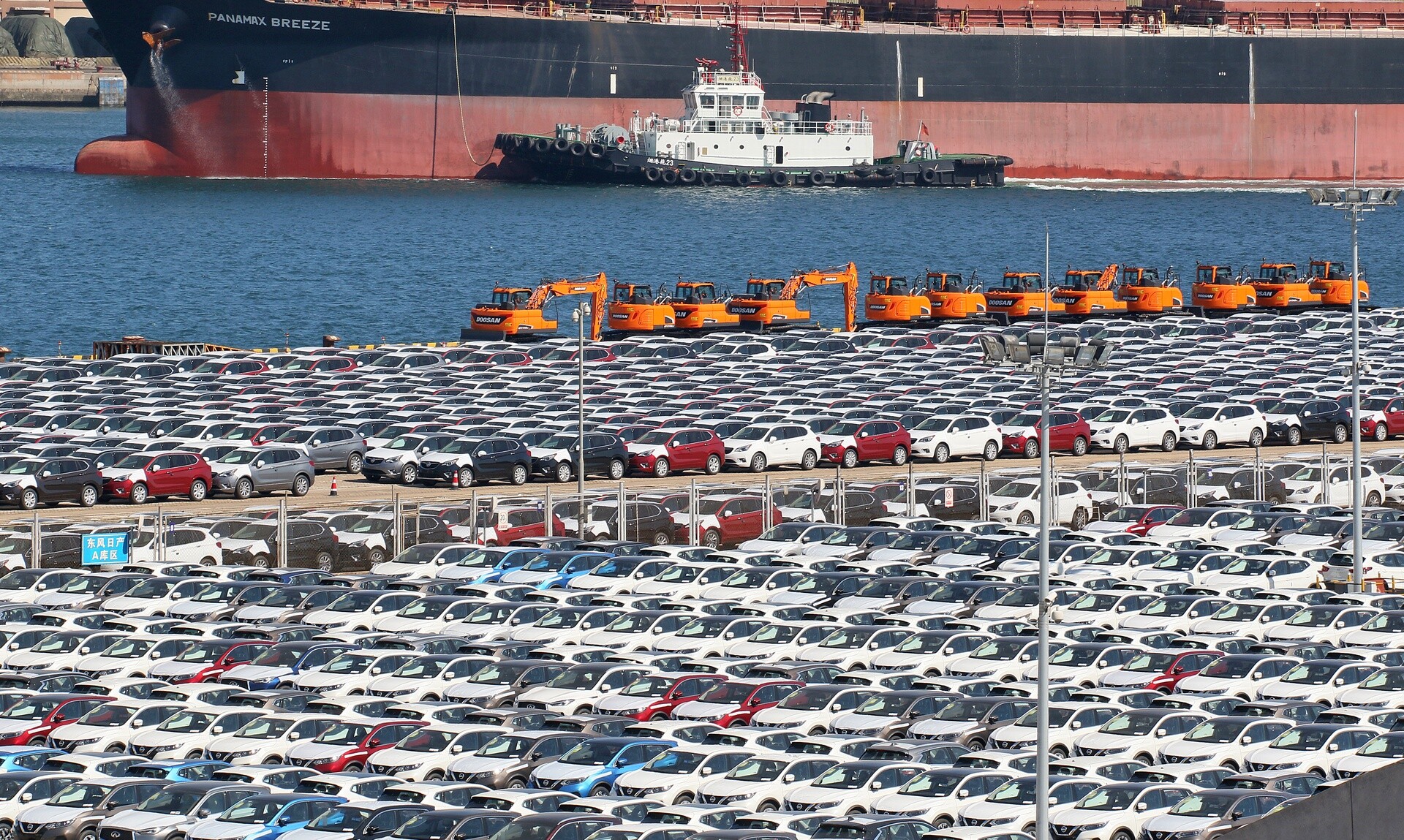 ΕΕ: Γιατί τα ευρωπαϊκά λιμάνια έχουν μετατραπεί σε τεράστια «πάρκινγκ» αδιάθετων αυτοκινήτων