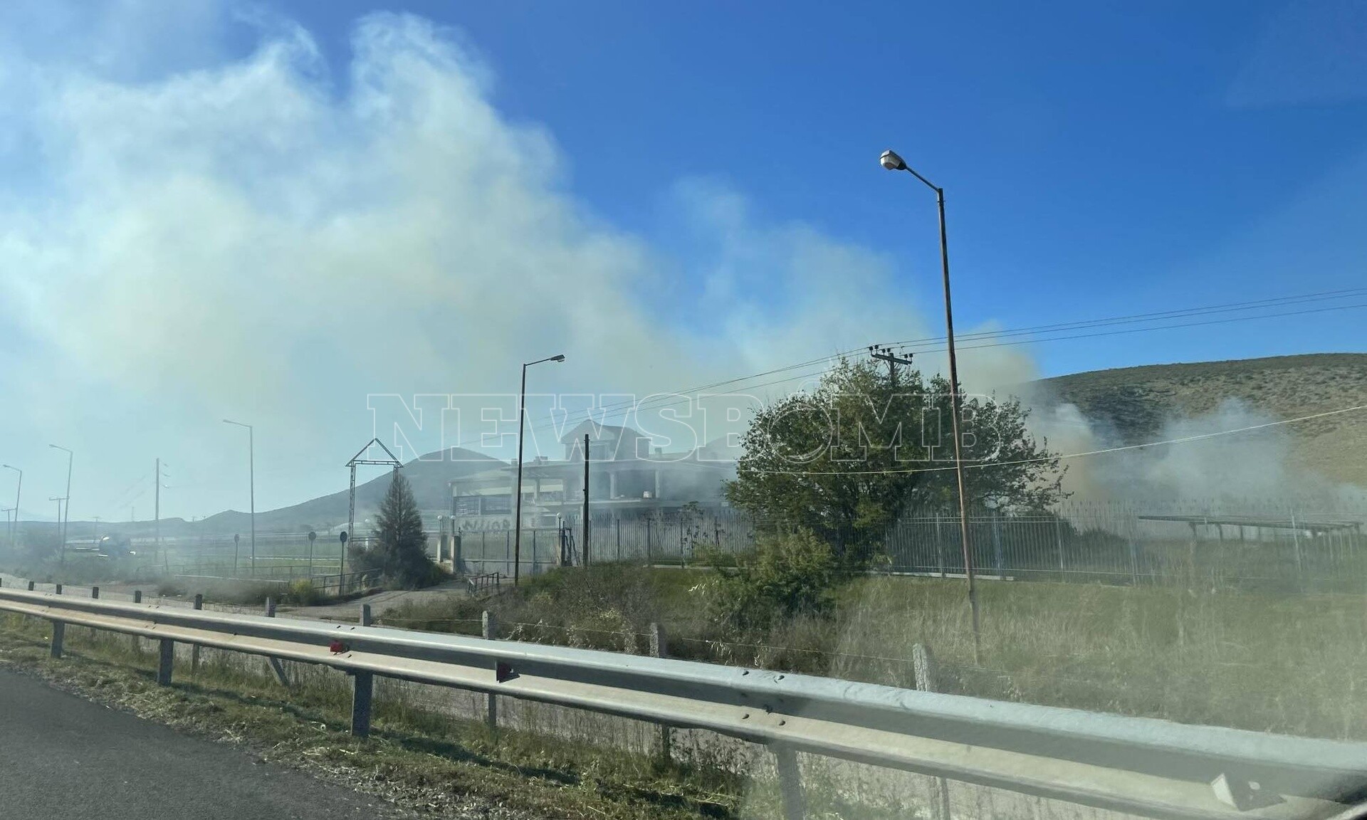 Πυρκαγιά στην εθνική οδό στο ύψος της εξόδου για Λιβαδειά - Δείτε εικόνες