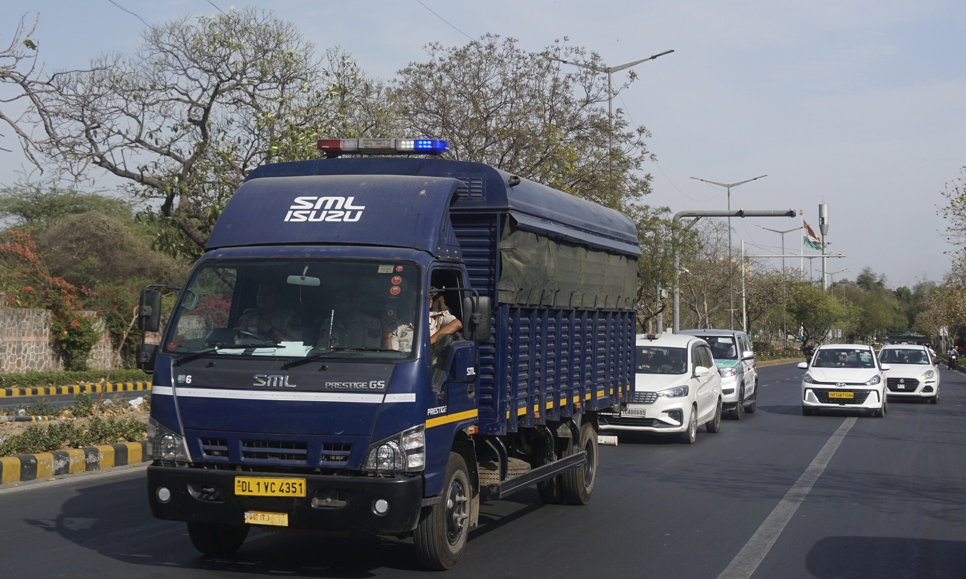 Ινδία: Φορτηγάκι έπεσε σε χαράδρα - Τουλάχιστον οκτώ άνθρωποι σκοτώθηκαν