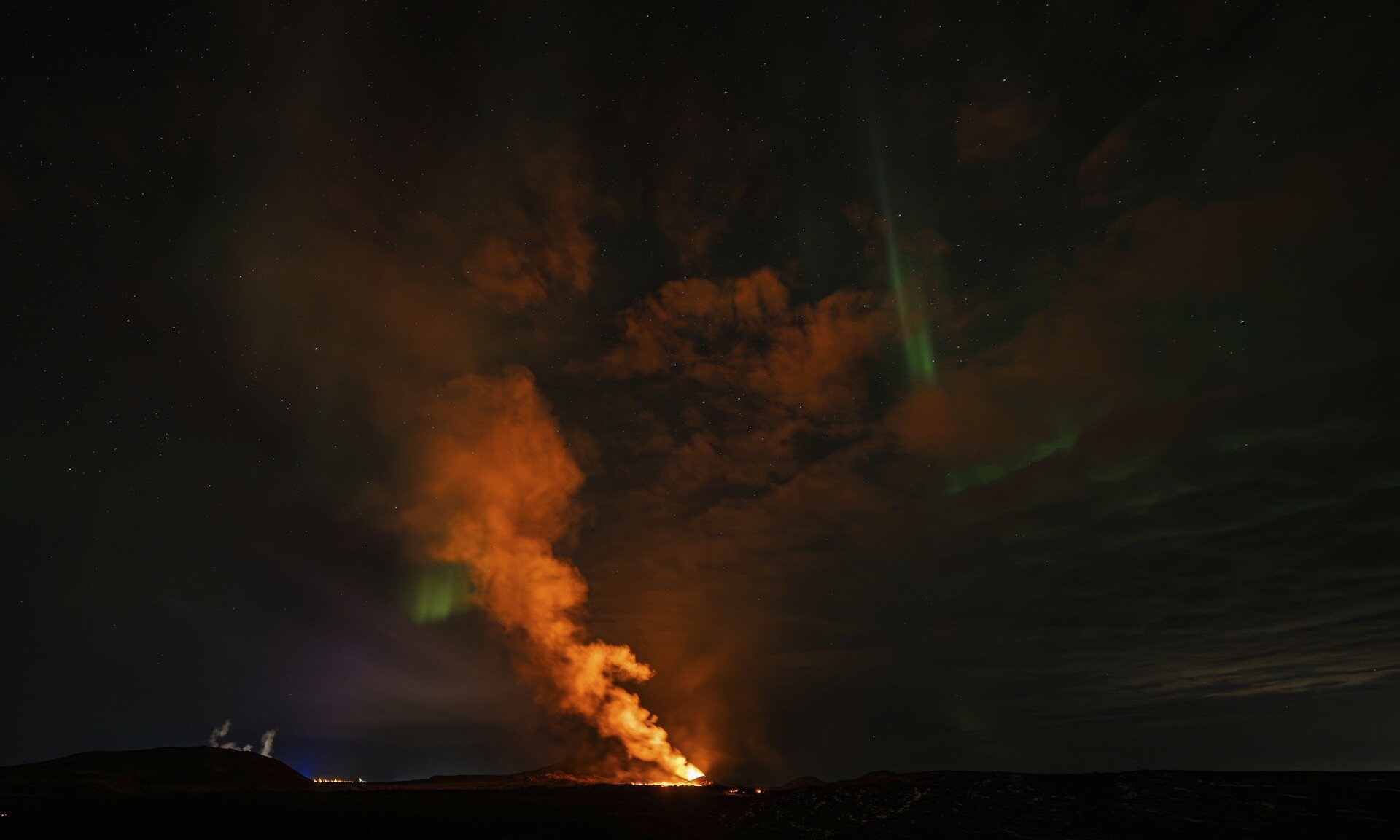 Φαντασμαγορικές εικόνες: Όταν το Βόρειο Σέλας συναντάει ένα ηφαίστειο που εκρήγνυται