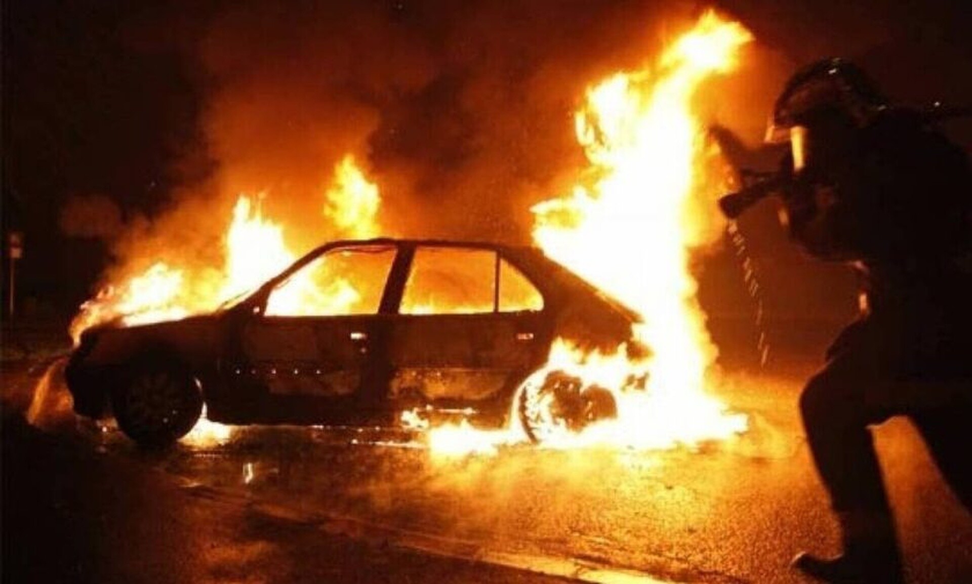 Θεσσαλονίκη: Αυτοκίνητο «τυλίχθηκε» στις φλόγες – Τα πρώτα στοιχεία «δείχνουν» εμπρησμό