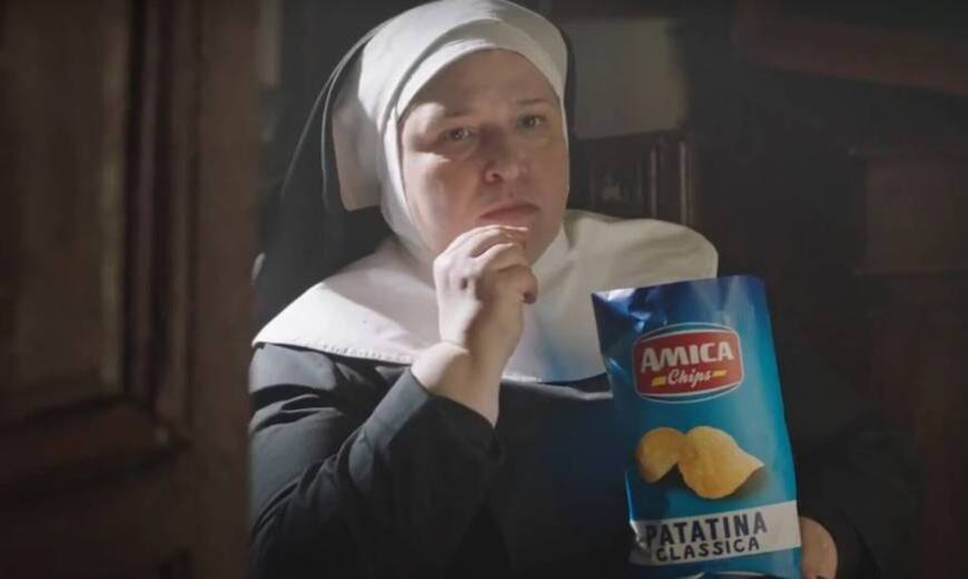 Σάλος στην Ιταλία: Διαφήμιση δείχνει καλόγριες να τρώνε πατατάκια – Τις κατηγορούν για βλασφημία