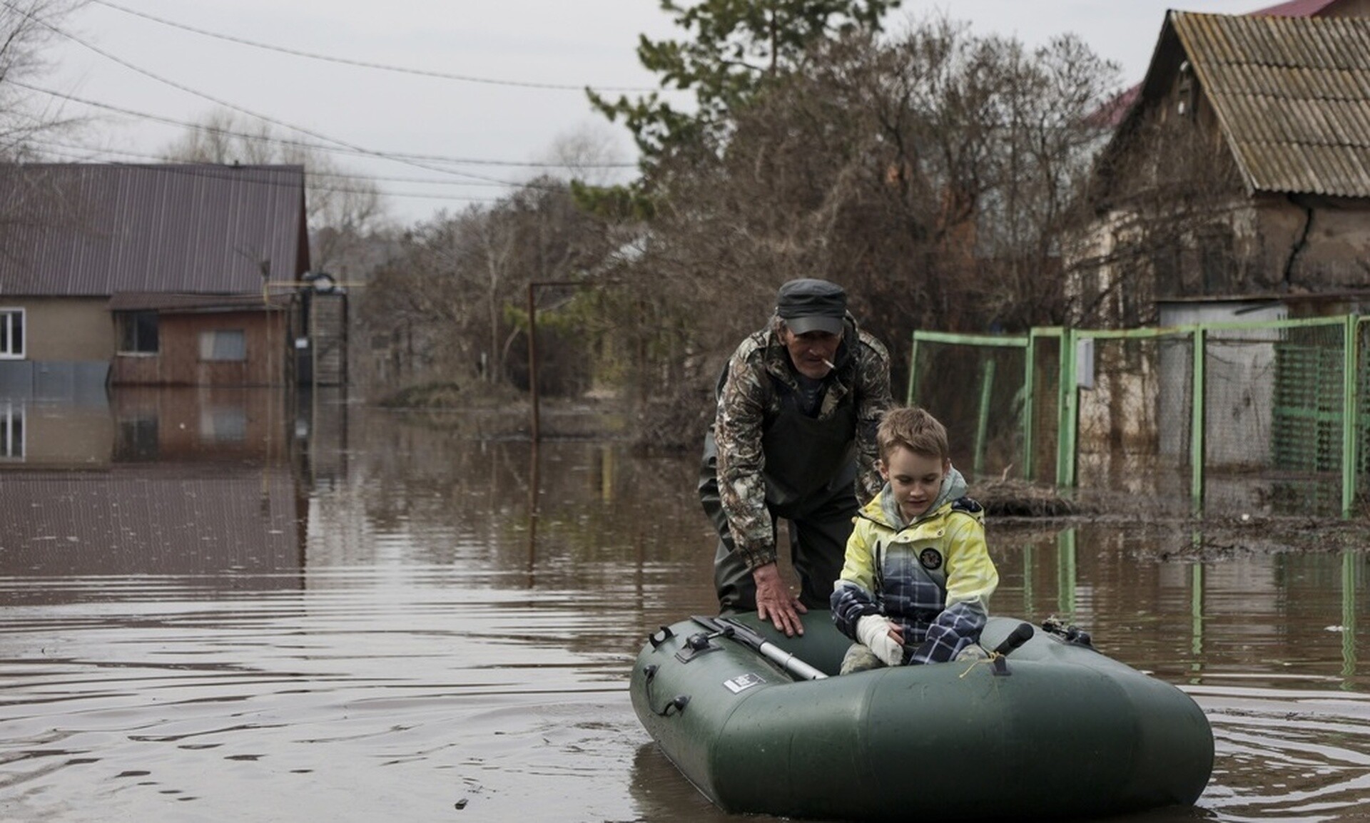 Πλημμύρες στη Ρωσία: Χιλιάδες άνθρωποι εγκατέλειψαν τα σπίτια τους - Σκηνές χάους