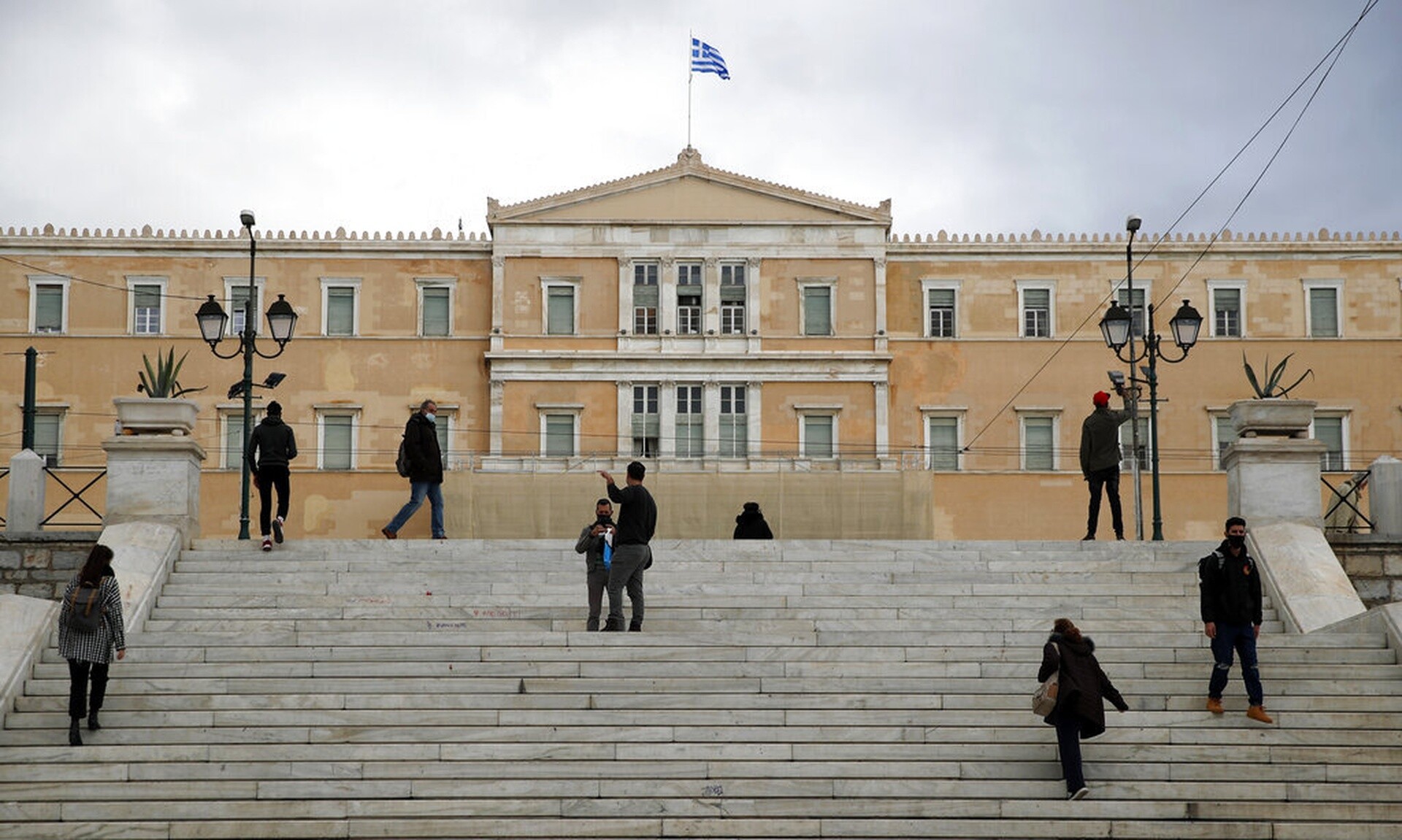 Δημοσκόπηση ΔΙΑνέοσις: Φοβισμένη και διχασμένη παρουσιάζεται η ελληνική κοινωνία