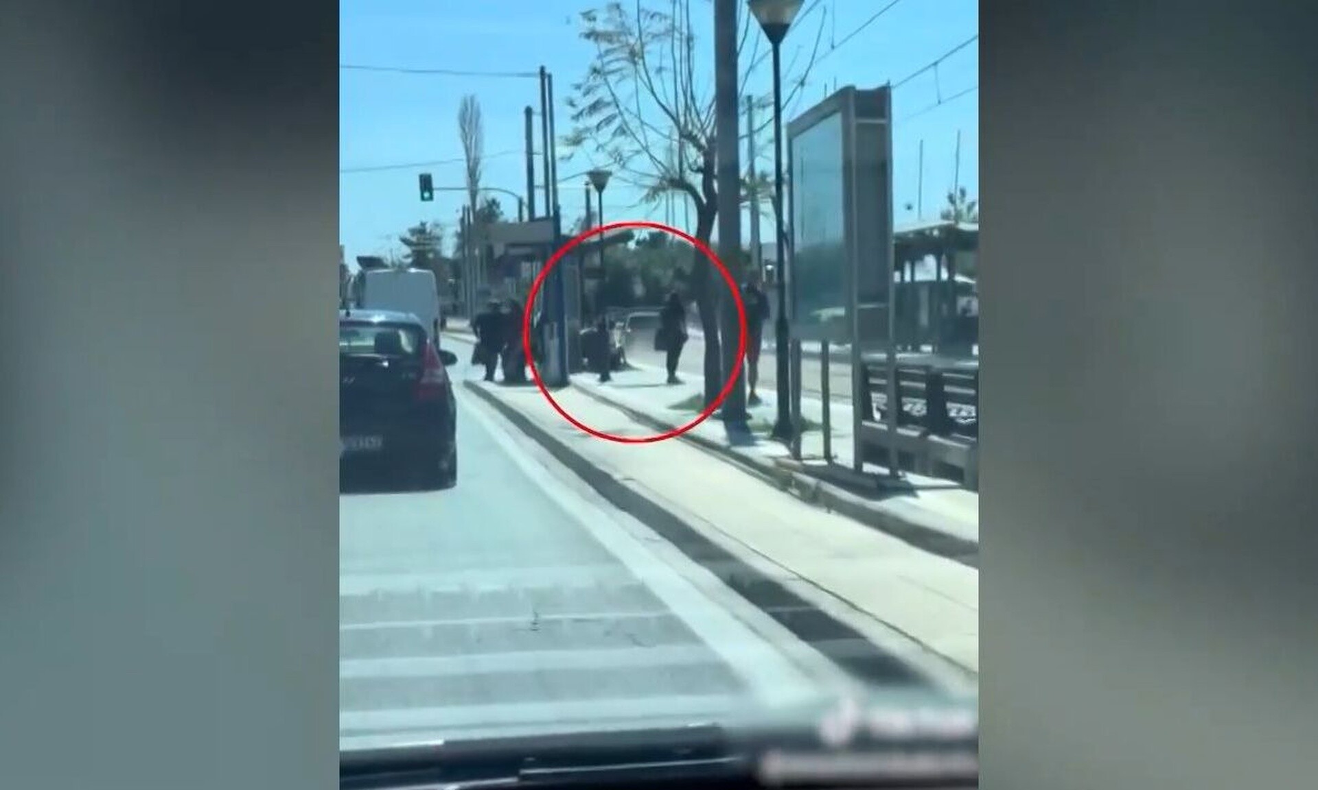 Ελληνάρας οδηγός στην παραλιακή - Μπήκε στις γραμμές του τραμ να αποφύγει την κίνηση (βίντεο)