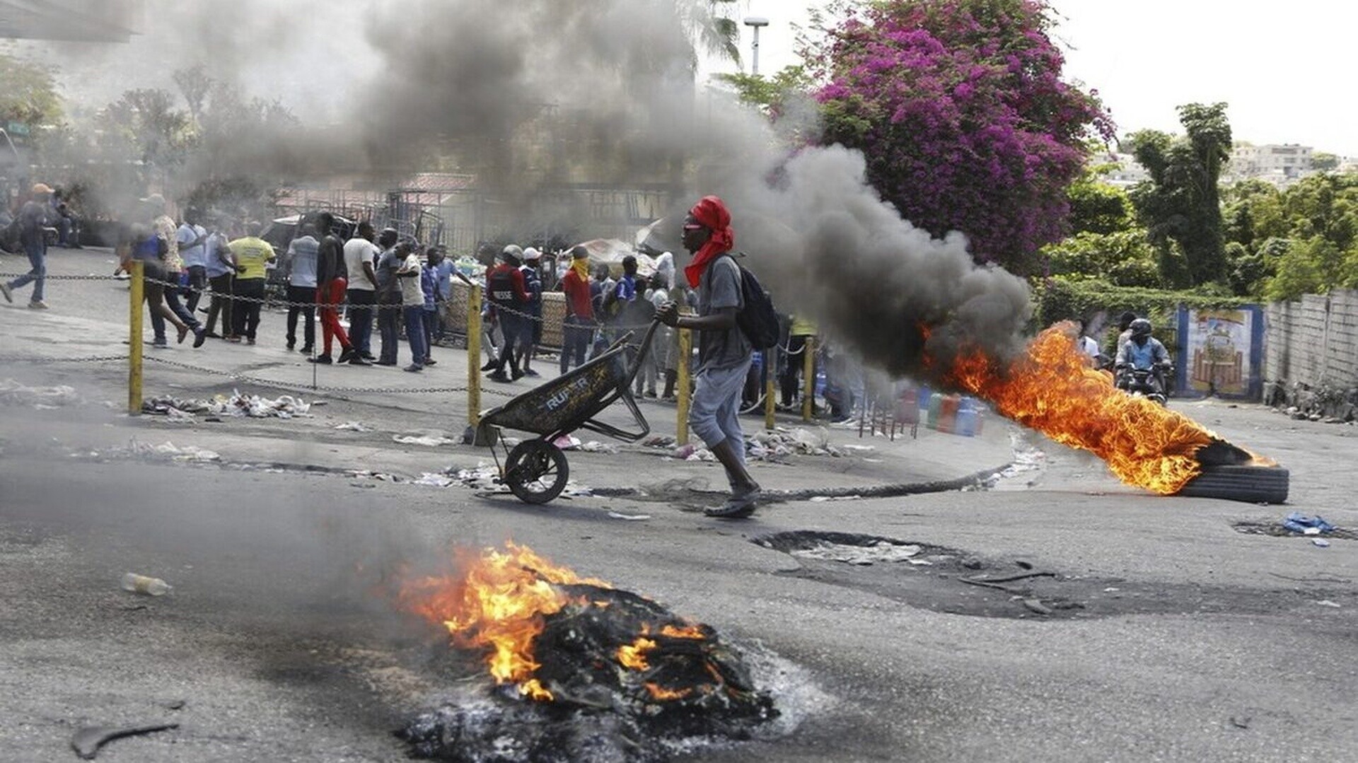 Χάος στην Αϊτή: 100.000 άνθρωποι εγκατέλειψαν την πρωτεύουσα μέσα σ’ έναν μήνα