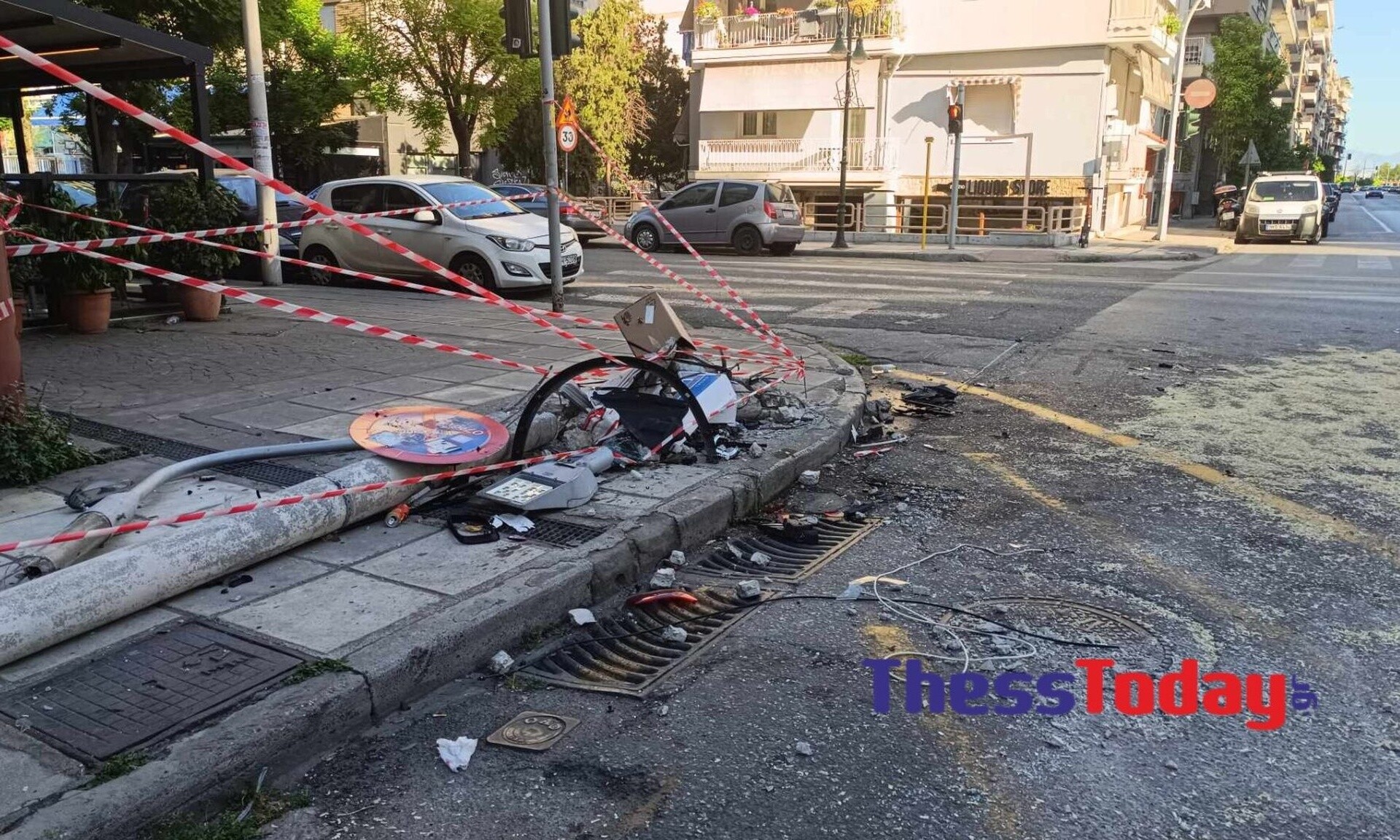 Σοβαρό τροχαίο στη Θεσσαλονίκη: Αυτοκίνητο «καρφώθηκε» σε κολώνα