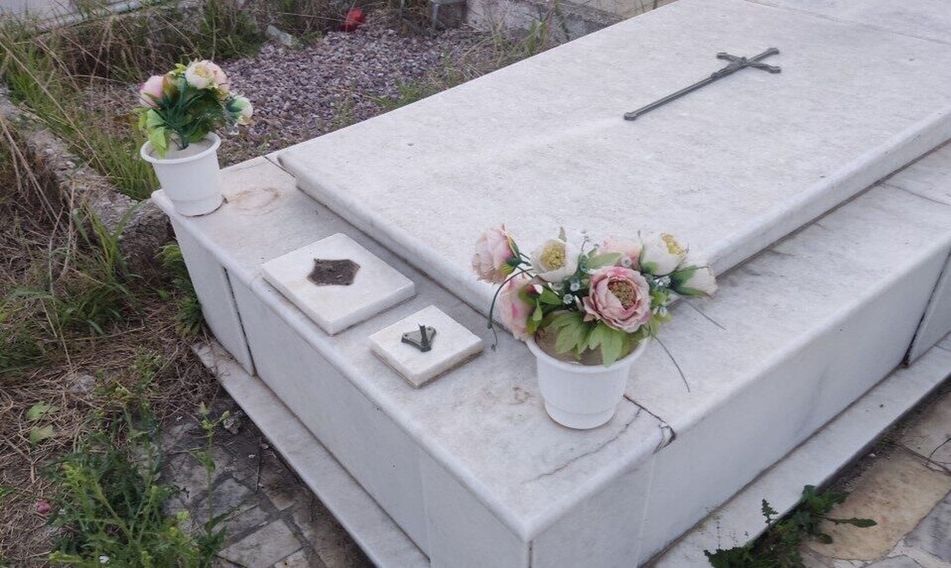 Αγρίνιο: «Ρήμαξαν» το νεκροταφείο - Άθεοι έκλεψαν πάνω 50 καντήλια