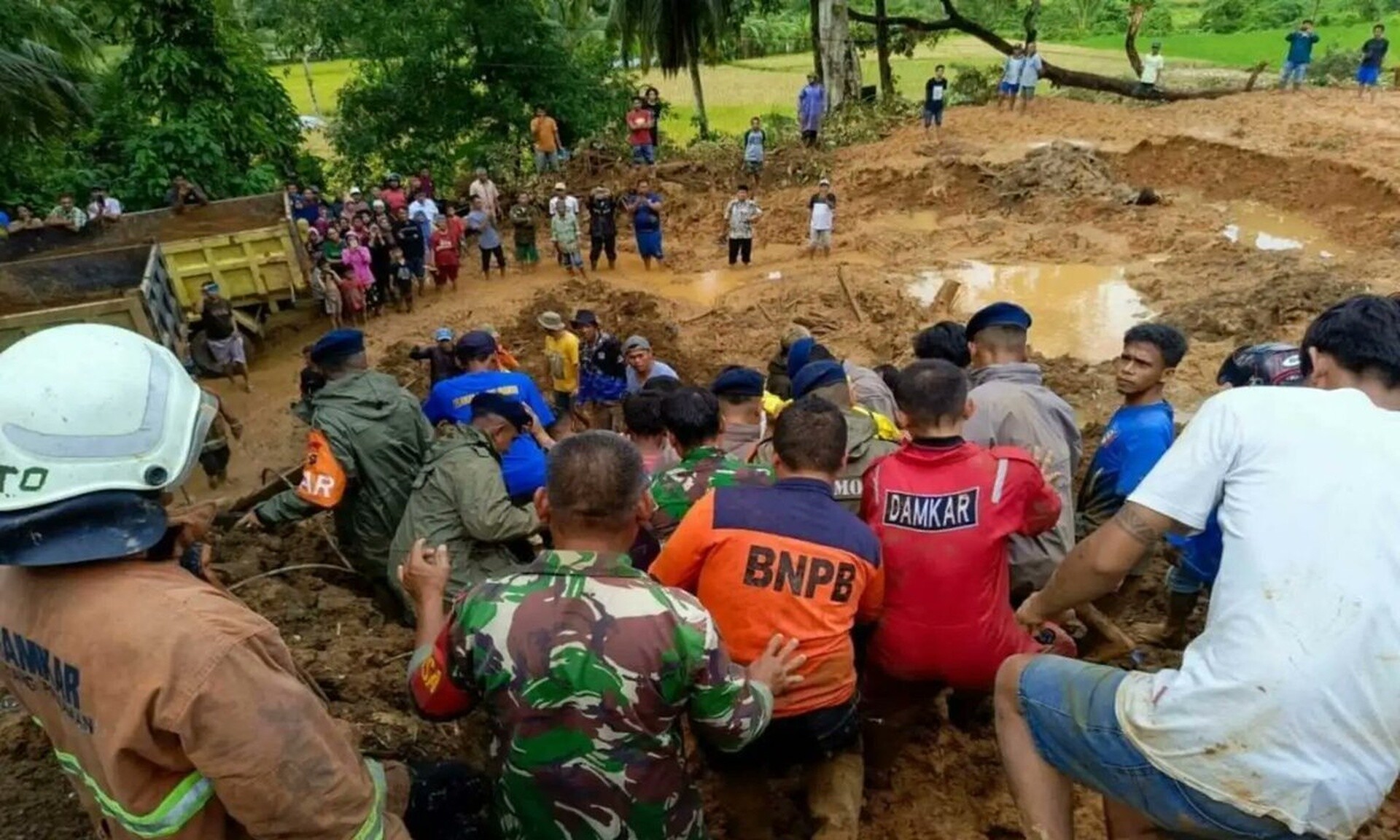Τραγωδία στην Ινδονησία: Τουλάχιστον 19 νεκροί σε κατολίσθηση