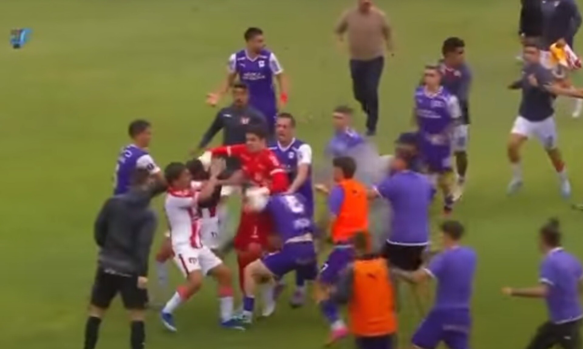 Άγρια επεισόδια στην Ουρουγουάη: Σκηνές ωμής βίας μεταξύ παικτών στο Ντεφενσόρ-Ρίβερ Πλέιτ (vid)