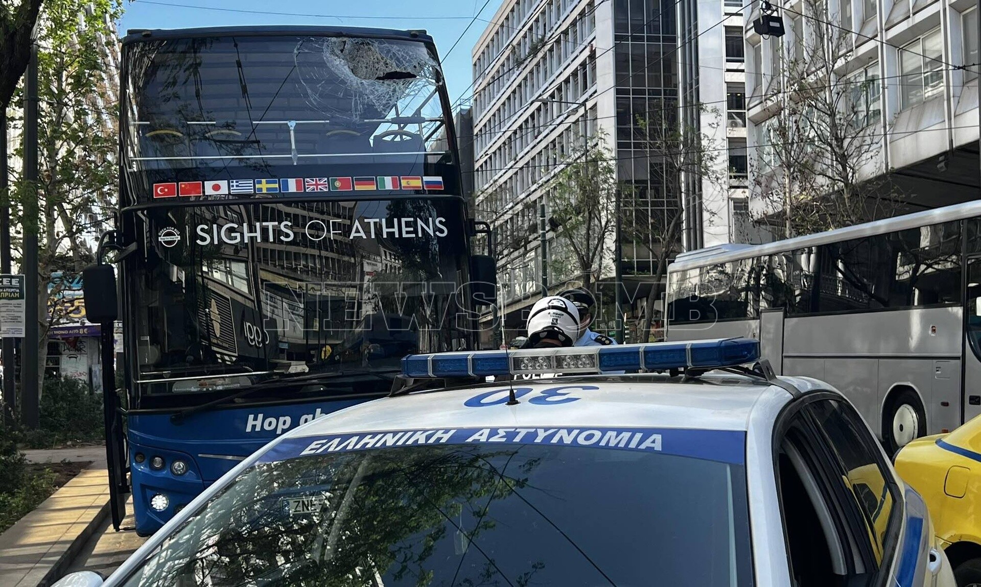 Ατύχημα με τραυματίες σε τουριστικό λεωφορείο στην Πανεπιστημίου - Το όχημα προσέκρουσε σε δοκό