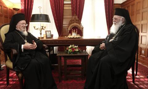 Υποδοχή του Οικουμενικού Πατριάρχη από τον Αρχιεπίσκοπο στην Ιερά Αρχιεπισκοπή Αθηνών