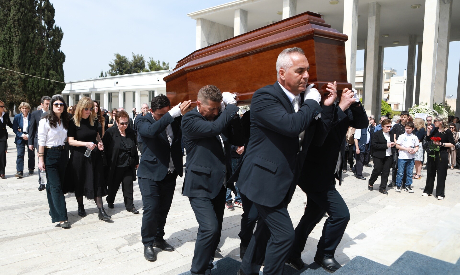 Γιάννης Φέρτης: Συγκίνηση στην κηδεία του – Πλήθος καλλιτεχνών λένε το τελευταίο «αντίο» Ειδήσεις