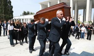 Γιάννης Φέρτης: Συγκίνηση στην κηδεία του - Πλήθος καλλιτεχνών λένε το τελευταίο «αντίο»